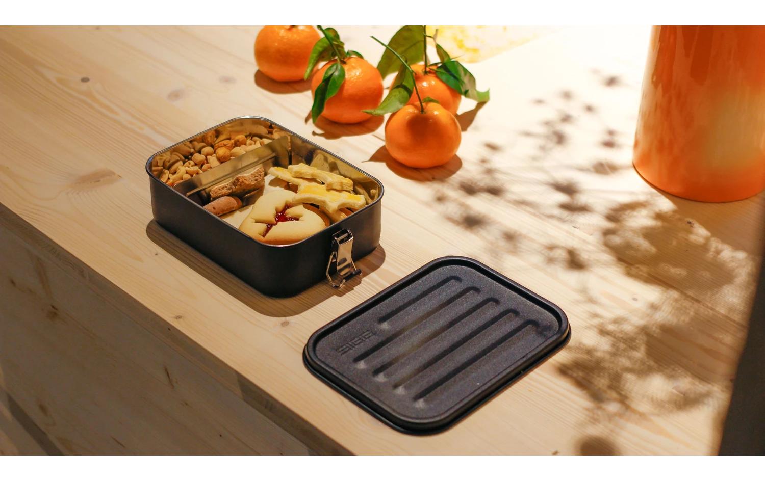 SIGG Lunchbox 1,1 l, 14,3 × 6,4 × 19,3 cm, Edelstahl/Silikon, Schwarz