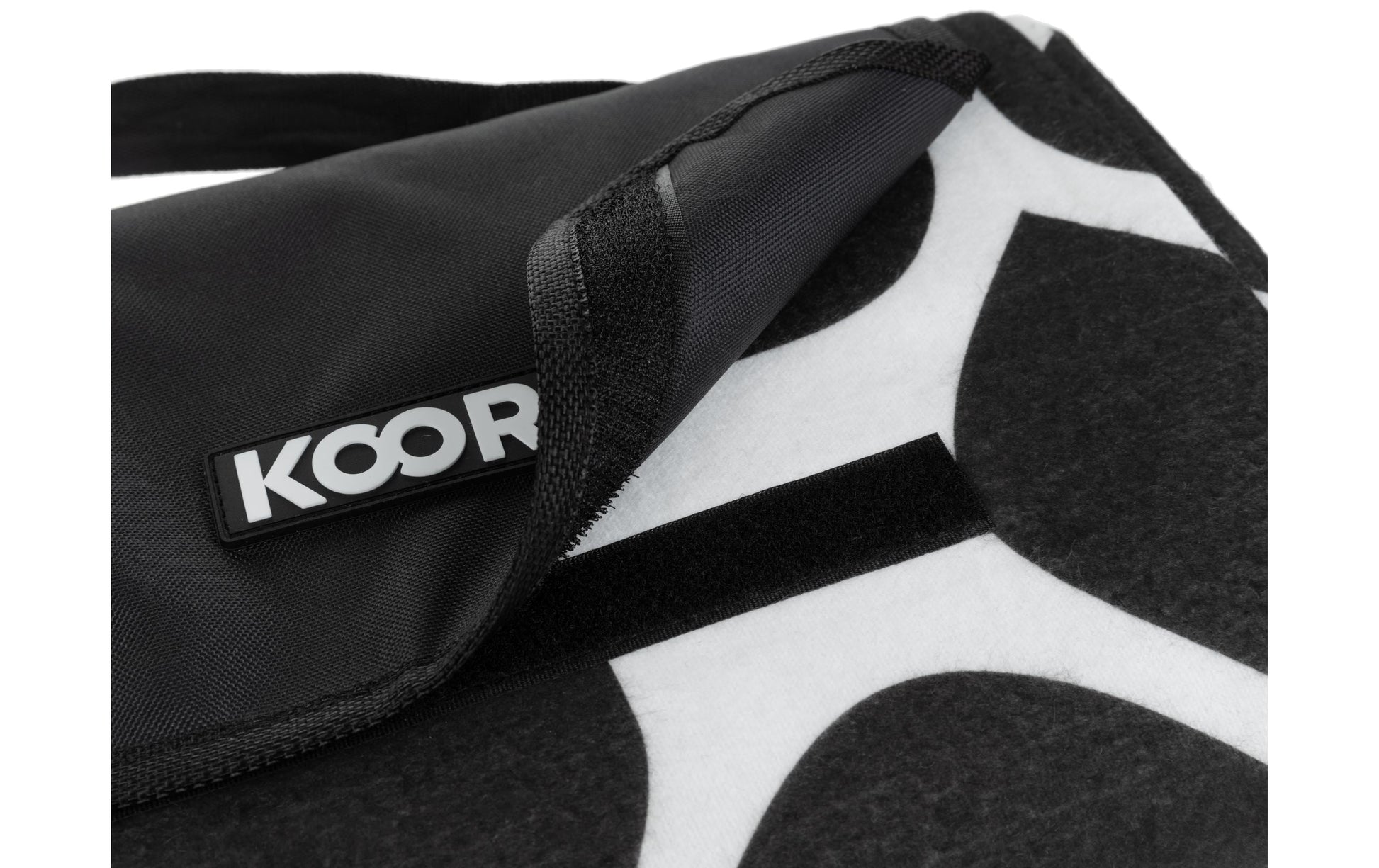 Koor Picknickdecke – 135 × 160 cm – Schwarz/Weiss – Mikro-Polyester – Ornamentales Muster