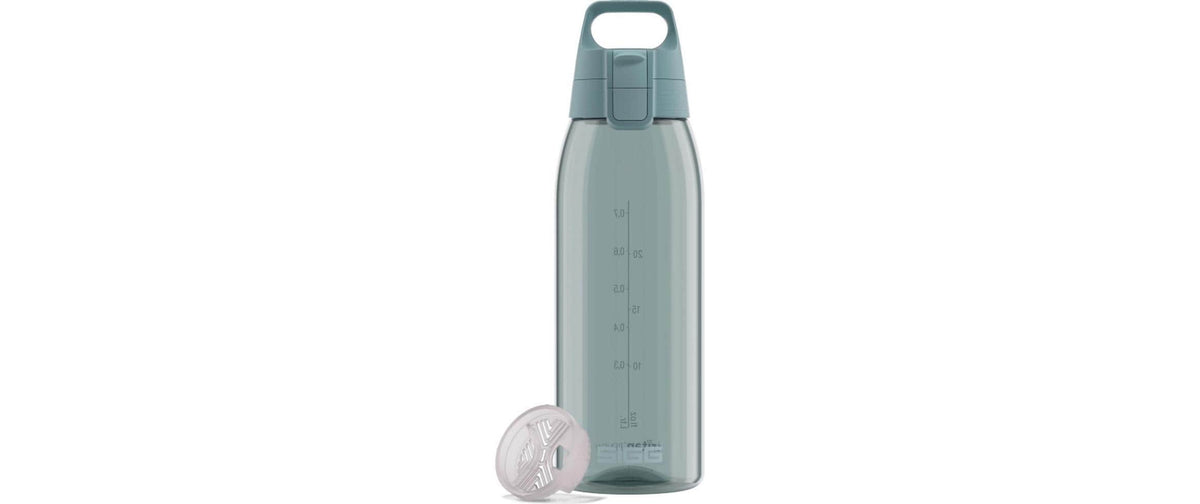 SIGG Total Color One Kindertrinkflasche 750 ml – Tritan, Schutzklappe, Blau