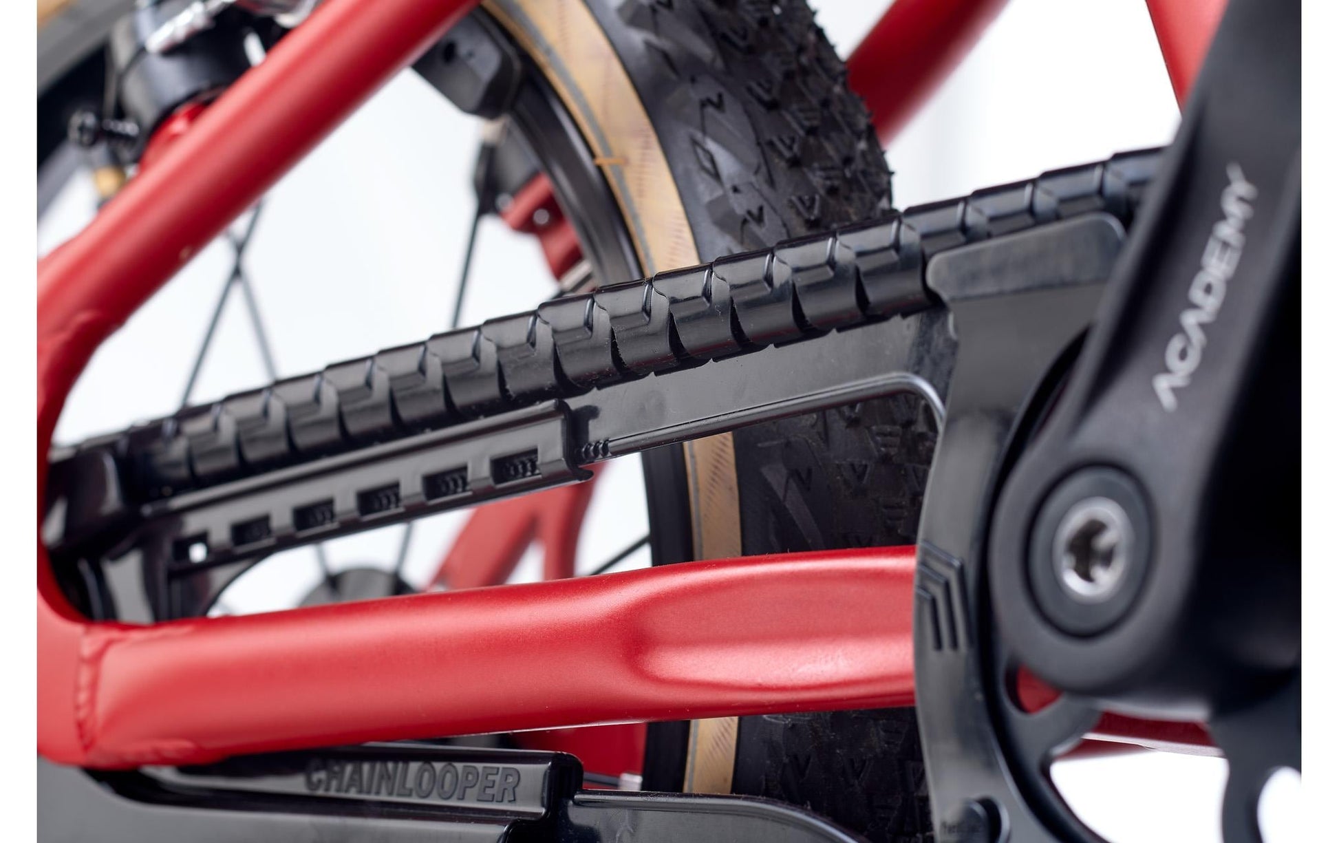 Academy Fahrrad – 14″, Felgenbremse, Luftreifen, höhenverstellbar – ab 4 Jahren – Aluminium, Rot
