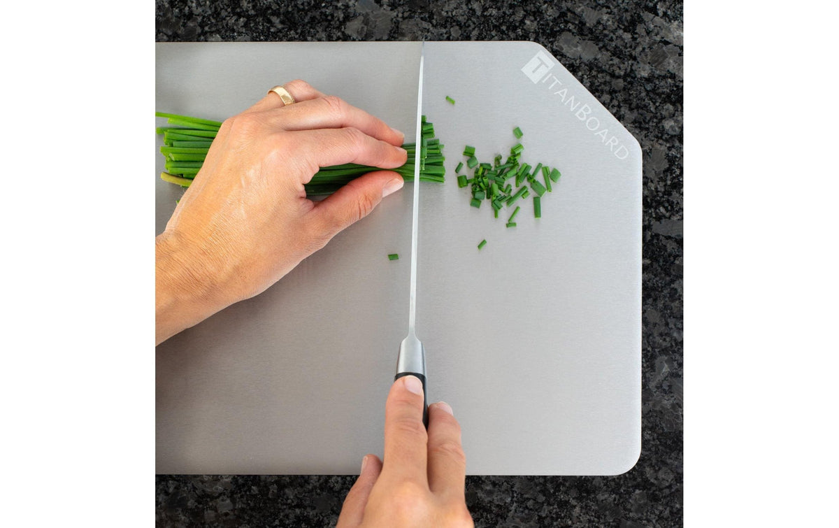 TitanBoard – Schneidebrett 23 × 33 cm, Metall, 3-teilig, Silber