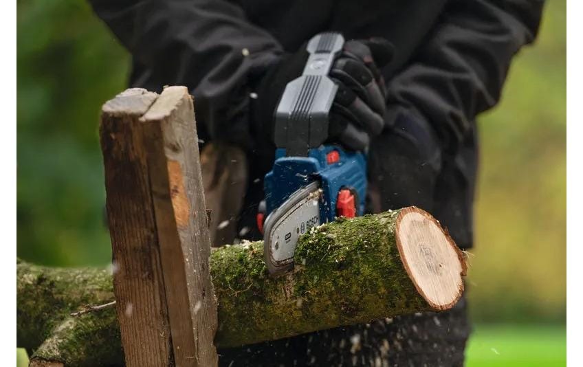 Bosch Professionelle GKE 18V-15 Akku-Kettensäge – 18 V – Schwertlänge 150 mm – Solo – AMPShare