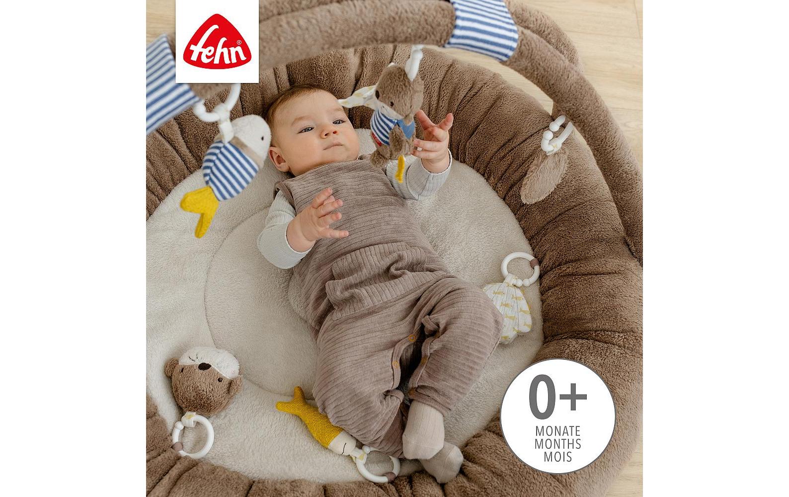 Fehn Krabbeldecke mit Spielbogen Otter – 8-teilig – 87 × 51 × 49 cm – Plüsch/Textil, mehrfarbig