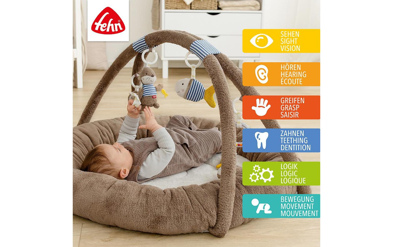 Fehn Krabbeldecke mit Spielbogen Otter – 8-teilig – 87 × 51 × 49 cm – Plüsch/Textil, mehrfarbig