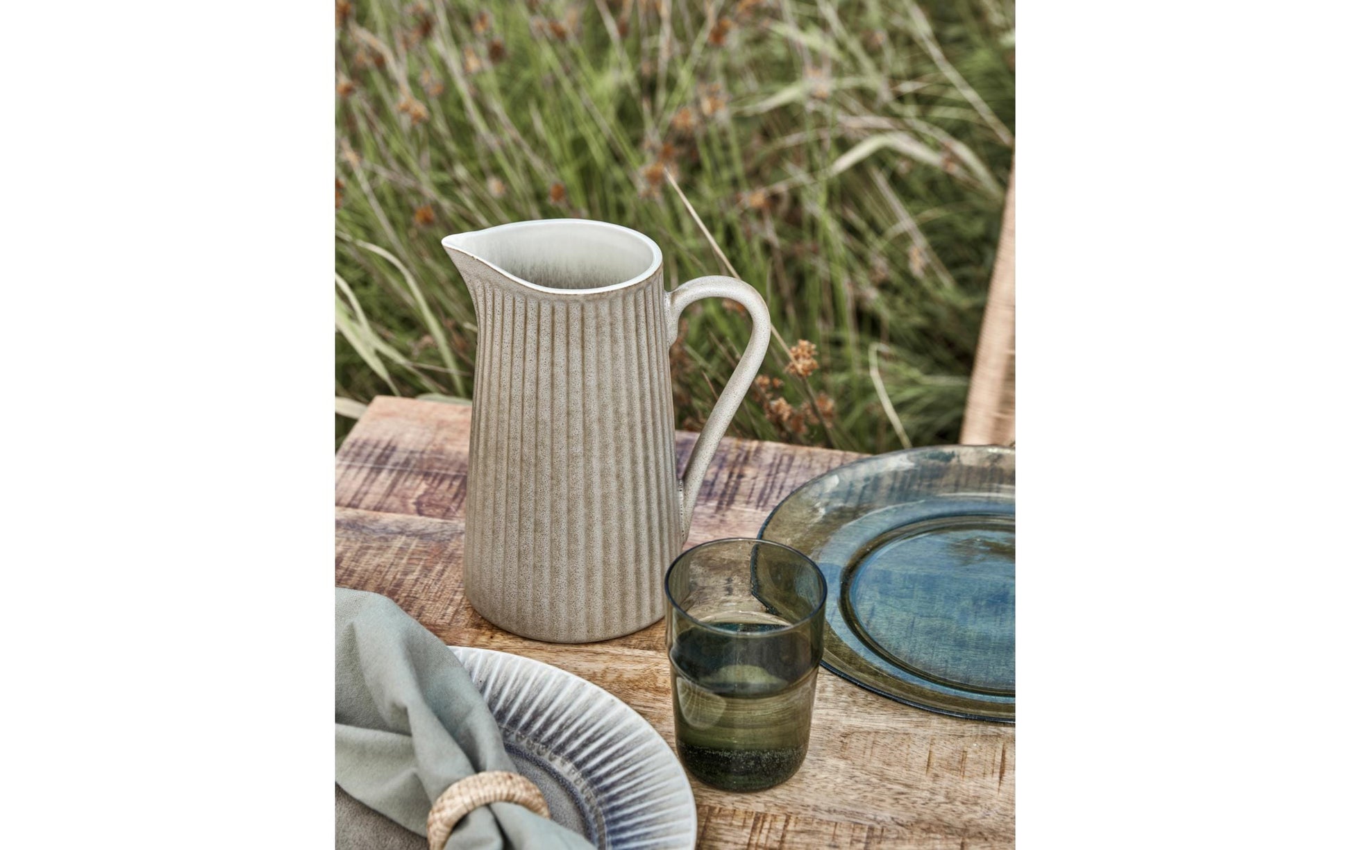 Society of Lifestyle House Doctor Krug Pleat – 1,3 l, Ø 12,0 cm, Steinzeug, Hellgrau, spülmaschinenfest