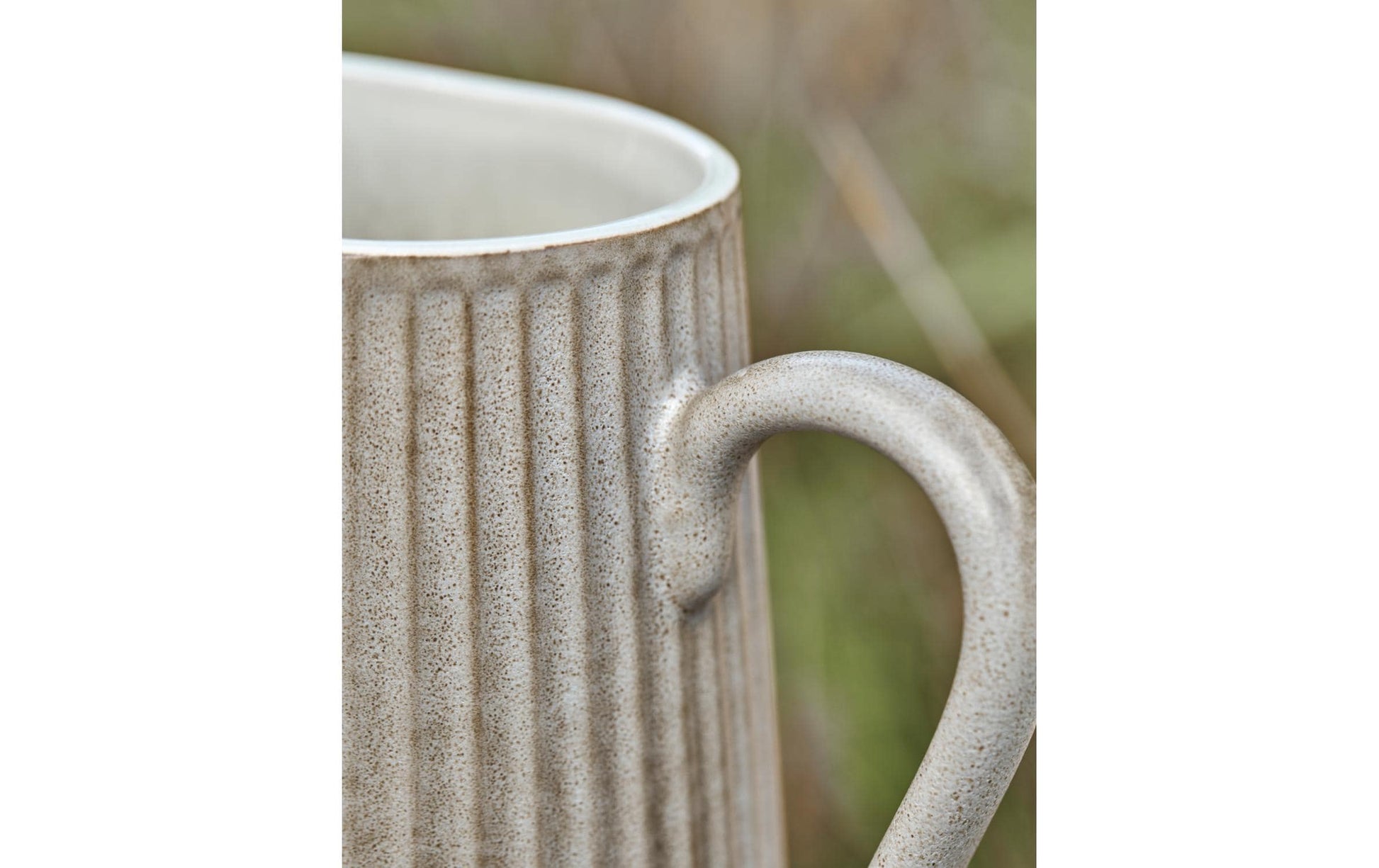 Society of Lifestyle House Doctor Krug Pleat – 1,3 l, Ø 12,0 cm, Steinzeug, Hellgrau, spülmaschinenfest