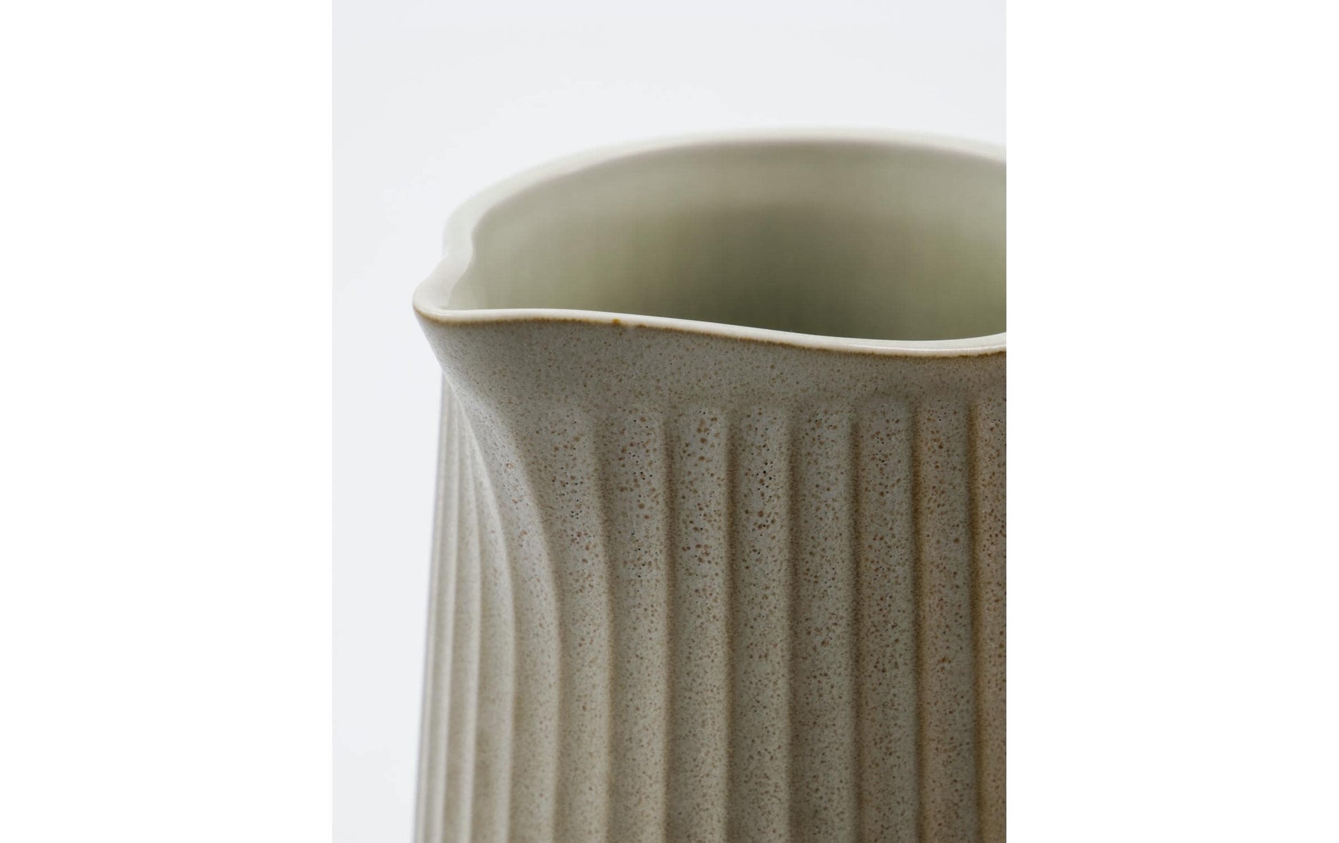 Society of Lifestyle House Doctor Krug Pleat – 1,3 l, Ø 12,0 cm, Steinzeug, Hellgrau, spülmaschinenfest