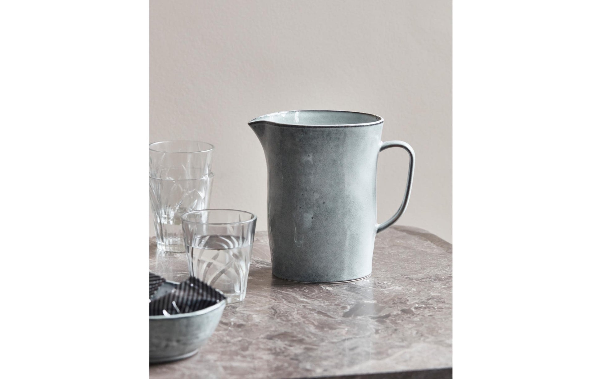 Society of Lifestyle House Doctor Krug Rustic – 1 l, Ø 11,5 cm, H 15,5 cm, Steingut, Grau, spülmaschinenfest, mikrowellengeeignet