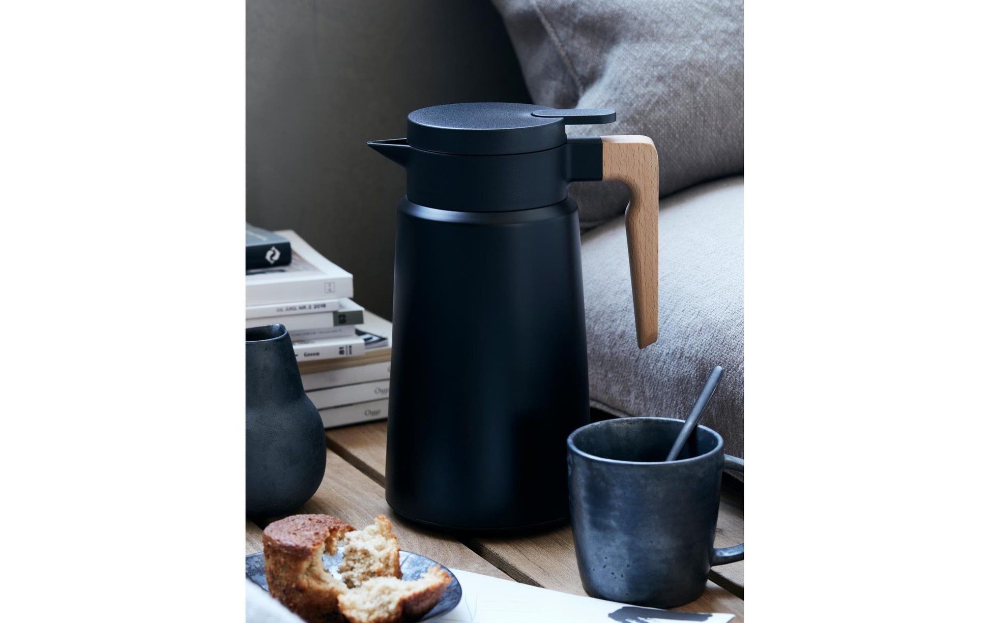 Society of Lifestyle House Doctor Thermoskanne Cole – 1,8 l, Ø 13,5 cm, H 25,8 cm, Edelstahl/Kunststoff (PP), Schwarz