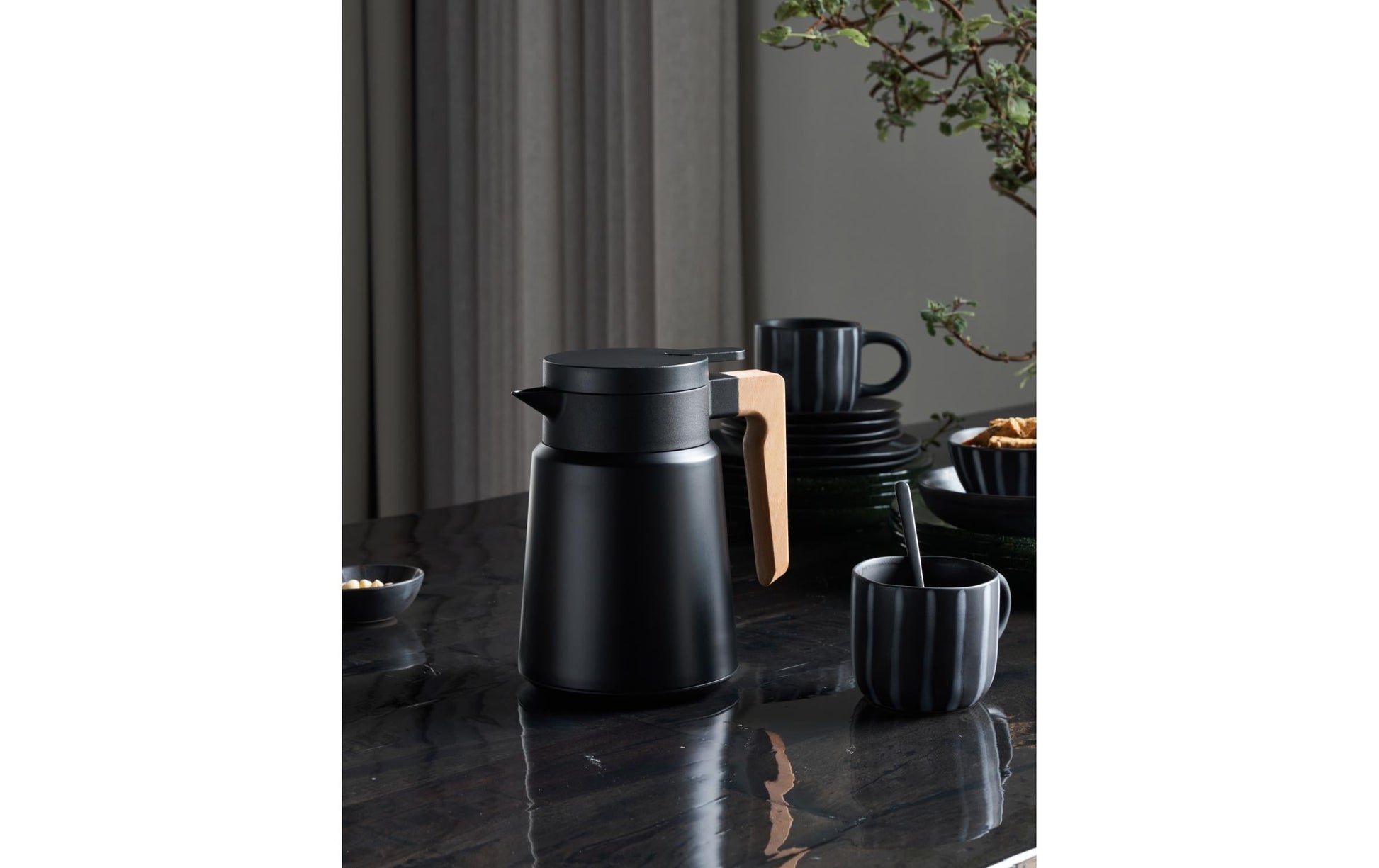 Society of Lifestyle House Doctor Thermoskanne Cole – 1 l, Ø 13,5 cm, H 20,0 cm, Edelstahl/Kunststoff, Schwarz, vakuumisoliert