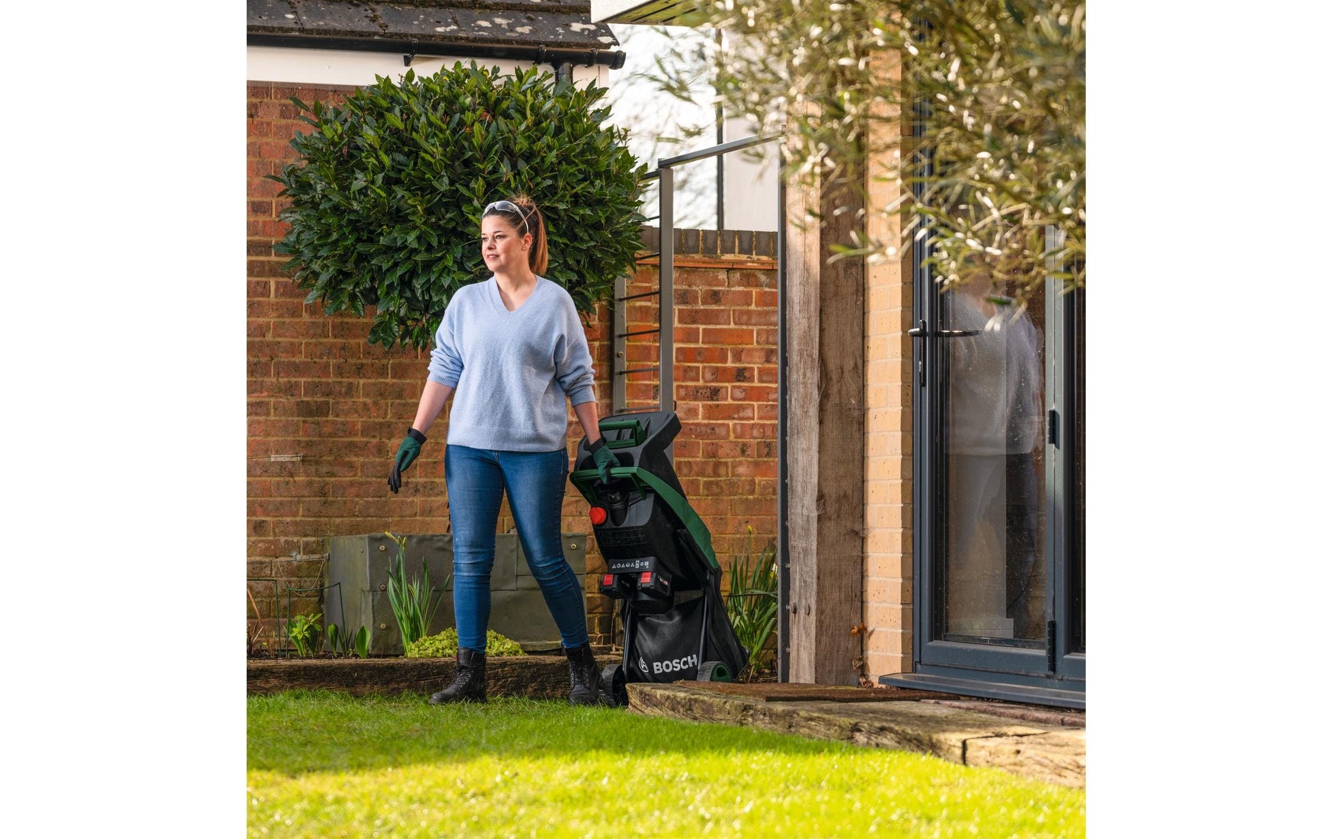 Bosch UniversalShredder Akku-Häcksler – 18 V – max. Ast-Durchmesser 25 mm – POWER FOR ALL