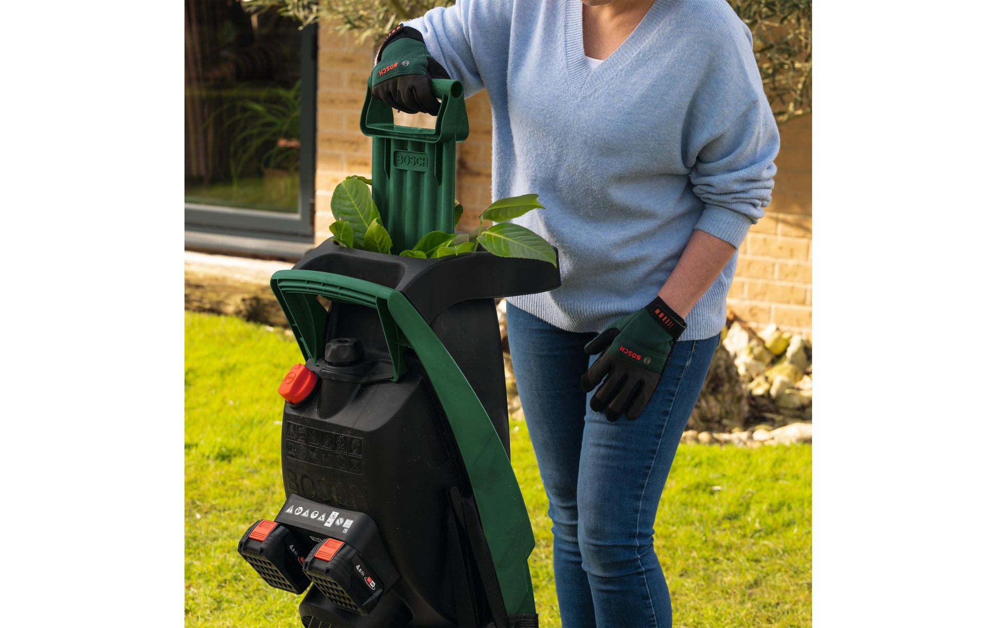 Bosch UniversalShredder Akku-Häcksler – 18 V – max. Ast-Durchmesser 25 mm – POWER FOR ALL