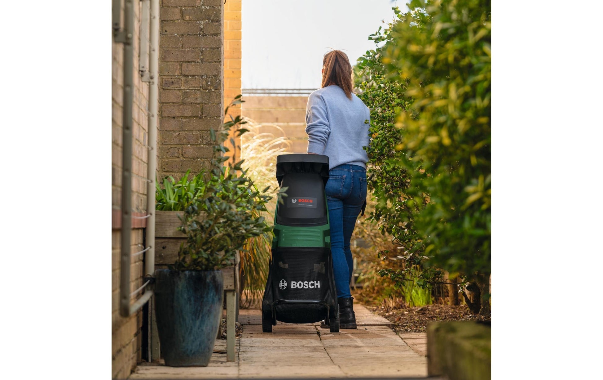 Bosch UniversalShredder Akku-Häcksler – 18 V – max. Ast-Durchmesser 25 mm – POWER FOR ALL