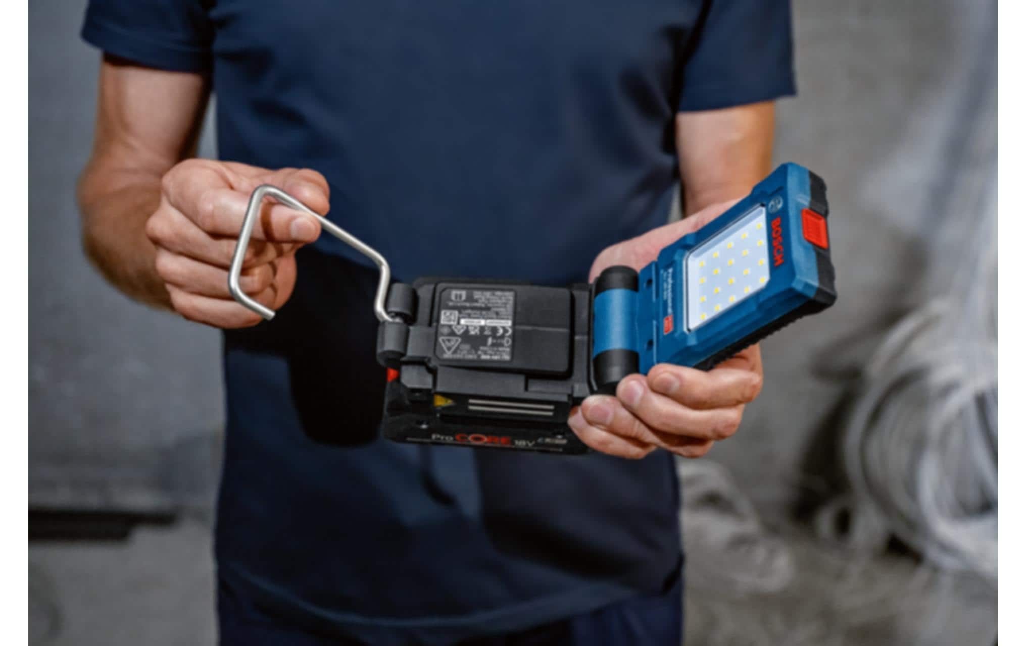 Bosch Professionelle Arbeitsleuchte PRO GLI 18V – 800 lm, 18 V Akku, dimmbar – Blau