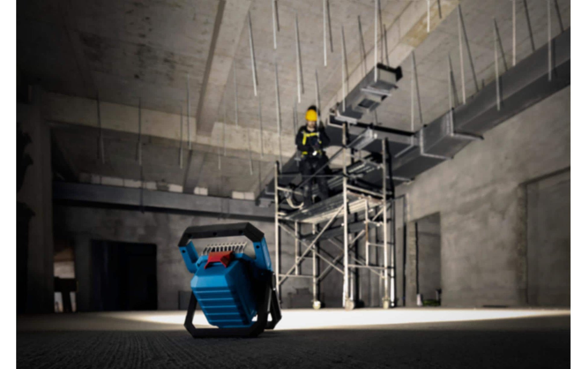 Bosch Professionelle Arbeitsleuchte GLI18V-3000 – 3000 lm, 18 V Akku (AMPShare), IP64, dimmbar – Blau