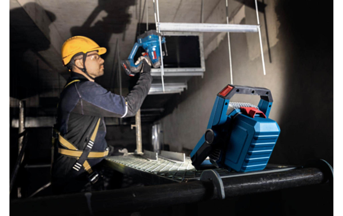 Bosch Professionelle Arbeitsleuchte GLI18V-3000 – 3000 lm, 18 V Akku (AMPShare), IP64, dimmbar – Blau