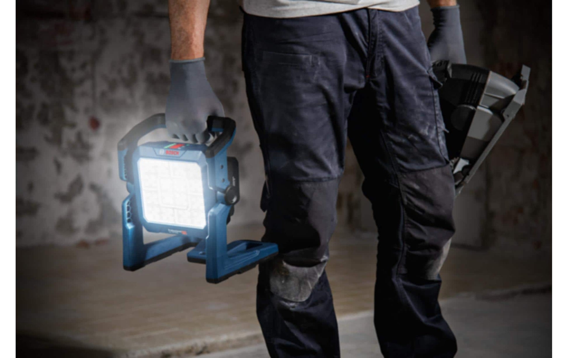 Bosch Professionelle Arbeitsleuchte GLI18V-5000 – 5000 lm, 18 V Akku, IP54, dimmbar, Magnet – Blau