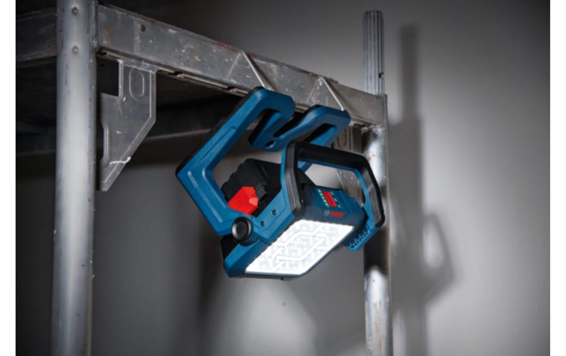 Bosch Professionelle Arbeitsleuchte GLI18V-5000 – 5000 lm, 18 V Akku, IP54, dimmbar, Magnet – Blau