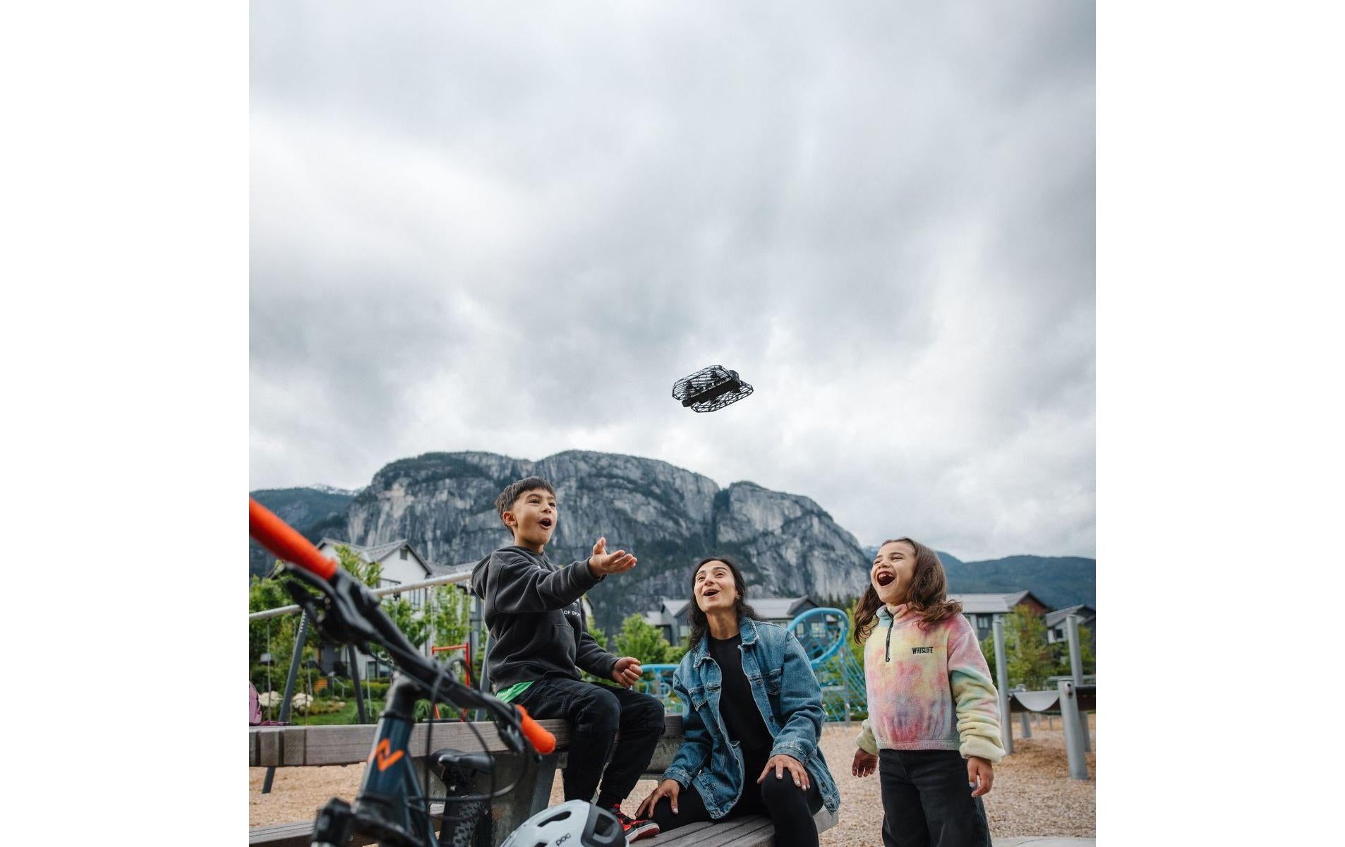 HOVERAir X1 Retail Combo – Kameradrohne, 2704×1520, 60 fps, KI-Tracking, 35 min Flugzeit, Schwarz