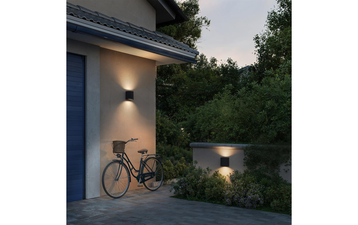 Philips by Signify Philips Aussenwandleuchte – 800 lm, 8,6 W – Warmweiss, 2700 K – IP44 – Netzbetrieb – Anthrazit – Aluminium