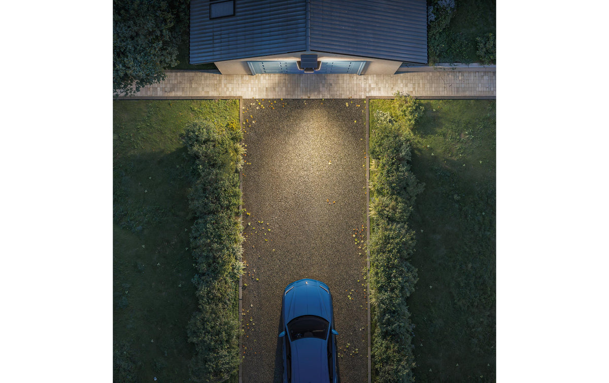 Philips by Signify Philips Aussenwandleuchte – 17×16,3 cm, 3'000 lm, 13 W – Warmweiss – IP65 – Solarbetrieb – mit Bewegungsmelder