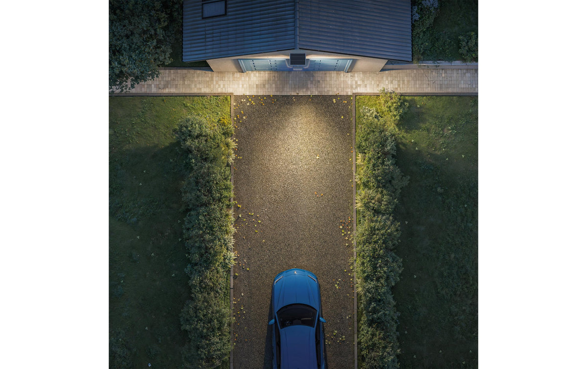 Philips by Signify Philips Aussenwandleuchte – Warmweiss, 3000 K – IP65 – Netzbetrieb – mit Bewegungsmelder – Weiss – Kunststoff