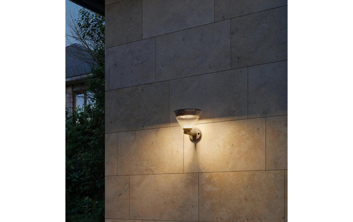 Philips by Signify Philips Aussenwandleuchte – Warmweiss, 2700 K, IP44, Netzbetrieb, mit Bewegungsmelder, Schwarz, Kunststoff