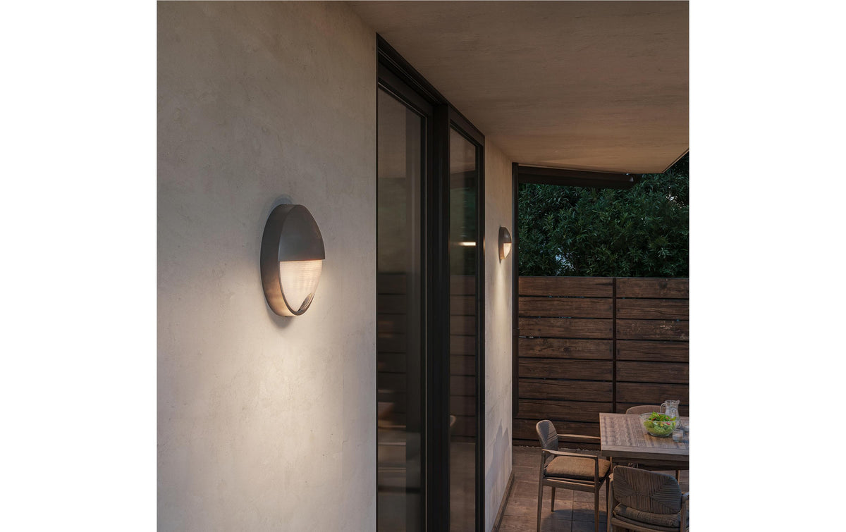 Philips by Signify Philips Aussenwandleuchte – 800 lm, 4,3 W, Warmweiss, 2700 K – IP44 – Netzbetrieb – mit Bewegungsmelder