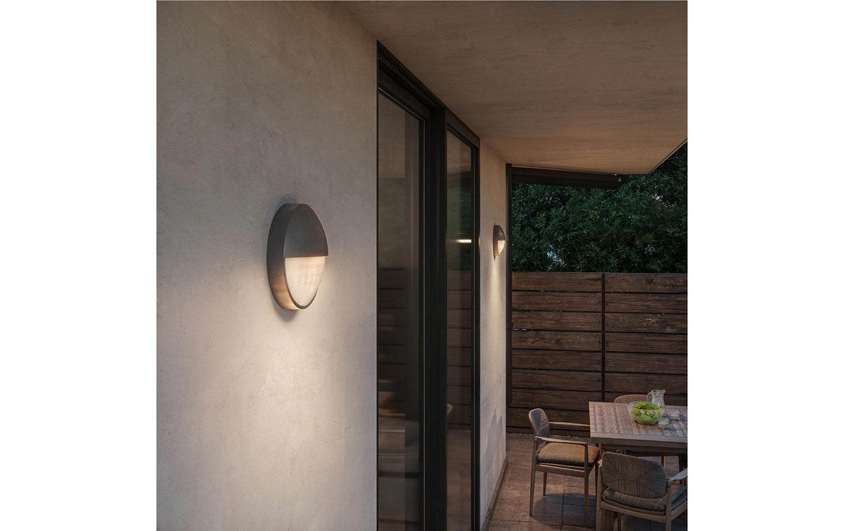 Philips by Signify Philips Aussenwandleuchte – 800 lm, 4,3 W – Warmweiss, 2700 K – IP44 – Netzbetrieb – Anthrazit – Aluminium