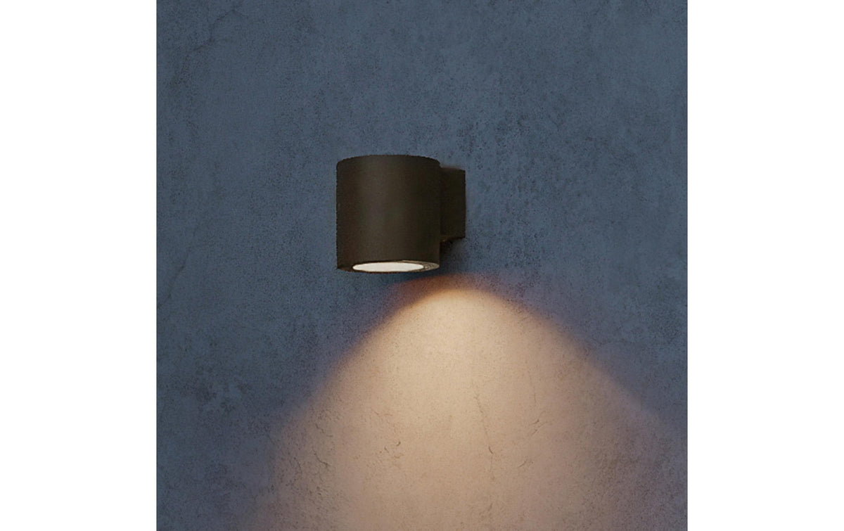 Philips by Signify Philips Fylx Aussenwandleuchte – 11,6×9 cm – 5 W – IP44 – Netzbetrieb – Braun – Aluminium