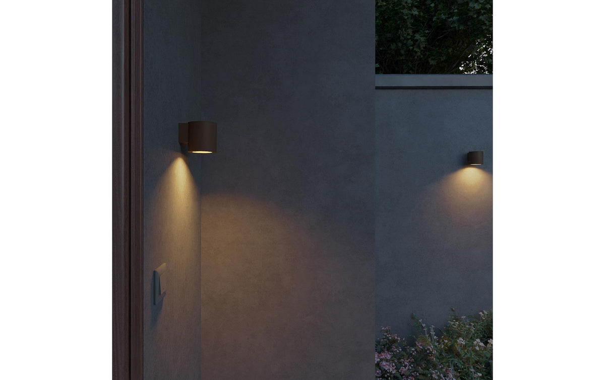 Philips by Signify Philips Fylx Aussenwandleuchte – 11,6×9 cm – 5 W – IP44 – Netzbetrieb – Braun – Aluminium