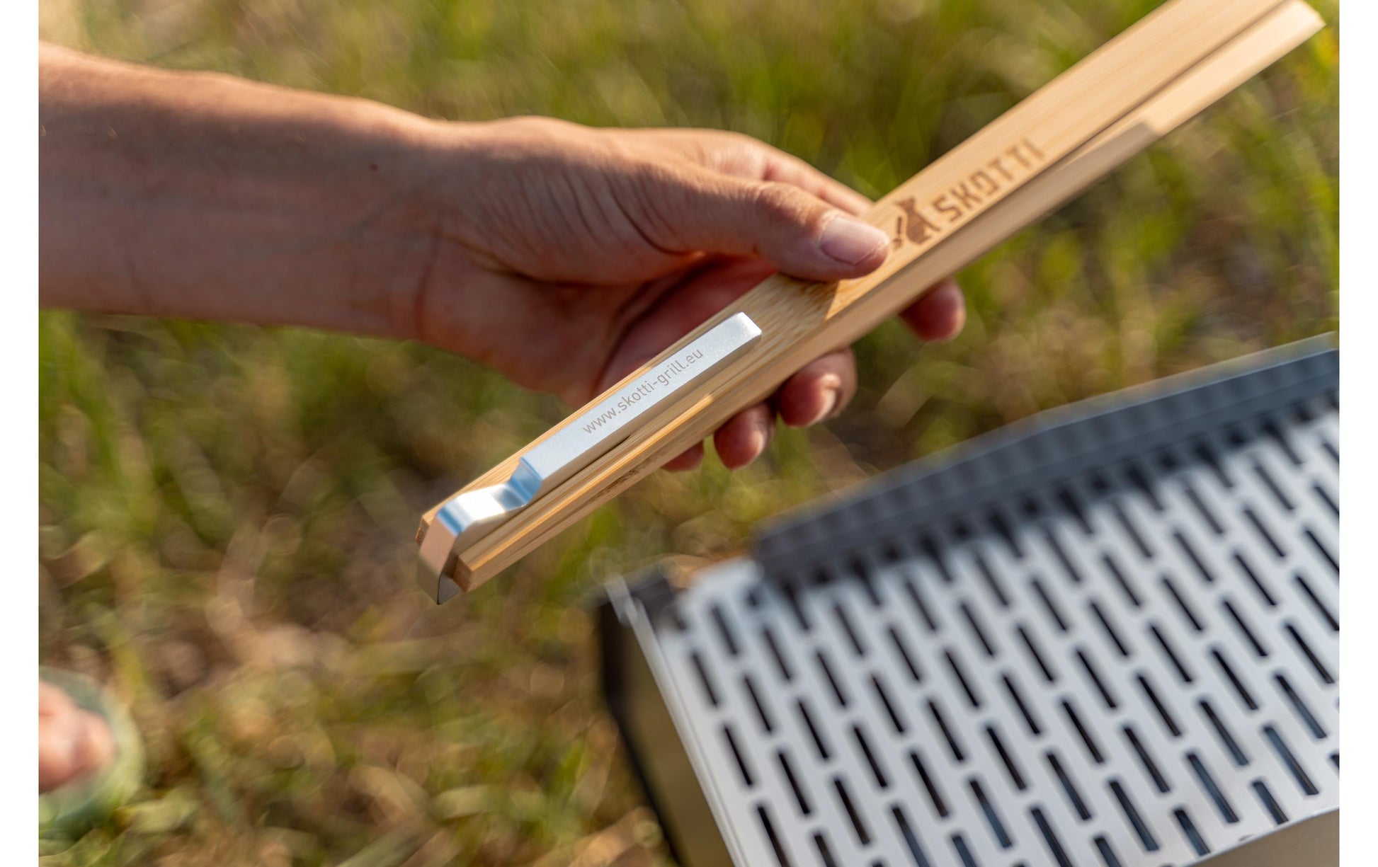 Skotti Grillzange 35,5 cm, Aluminium/Bambus, Braun