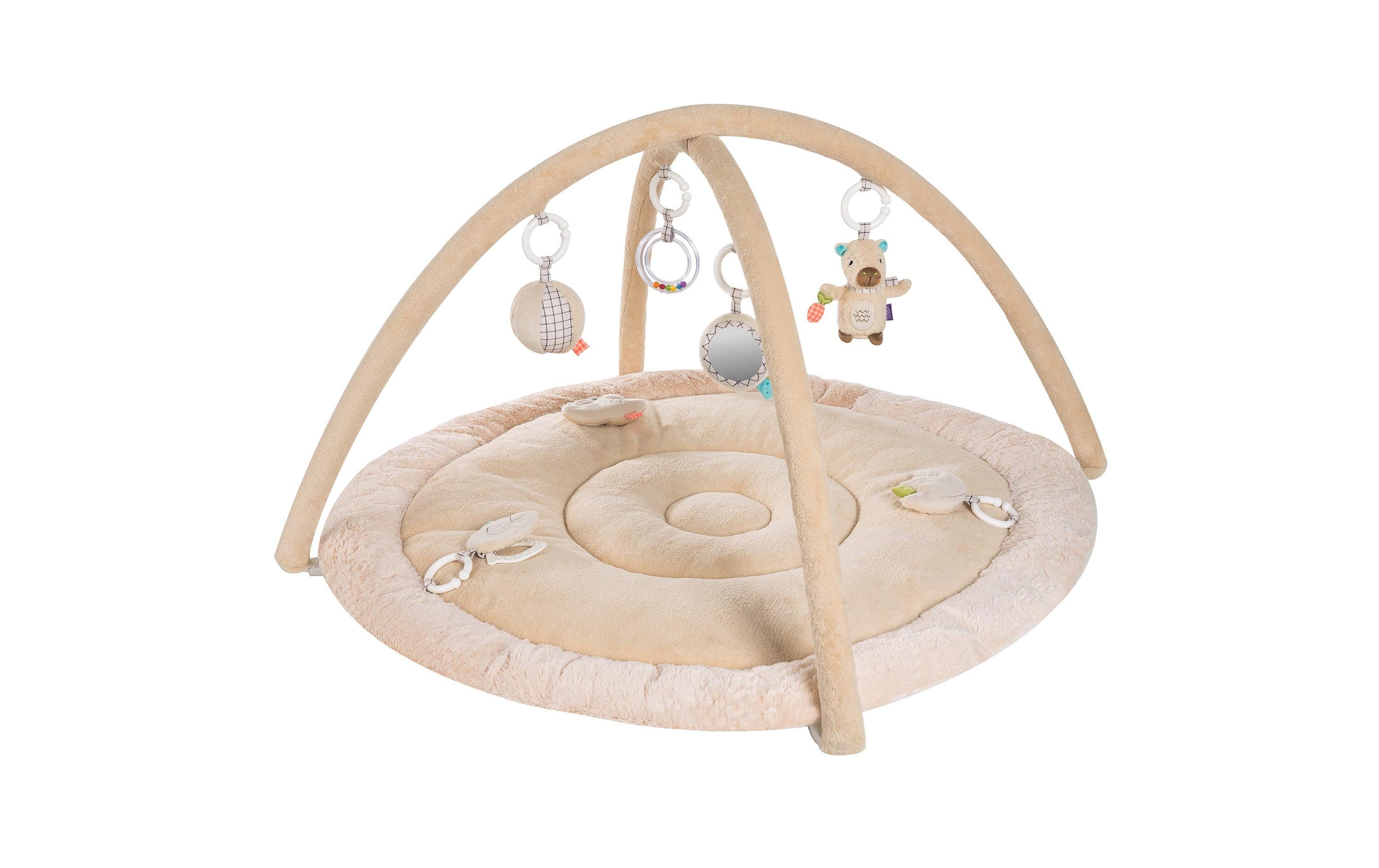 Fehn Krabbeldecke mit Spielbogen – Capybara Clara – 8-teilig – 85 cm – Plüsch, Polyester – Beige, Braun