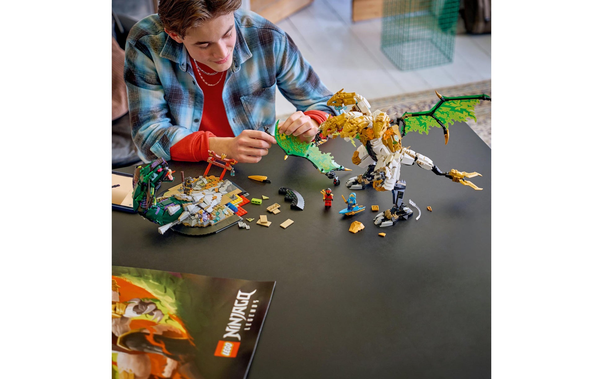 LEGO Ninjago Duell mit dem Ultradrachen Bauset – 2'178-teilig – 48 × 9,1 × 52,3 cm – ab 12 J.
