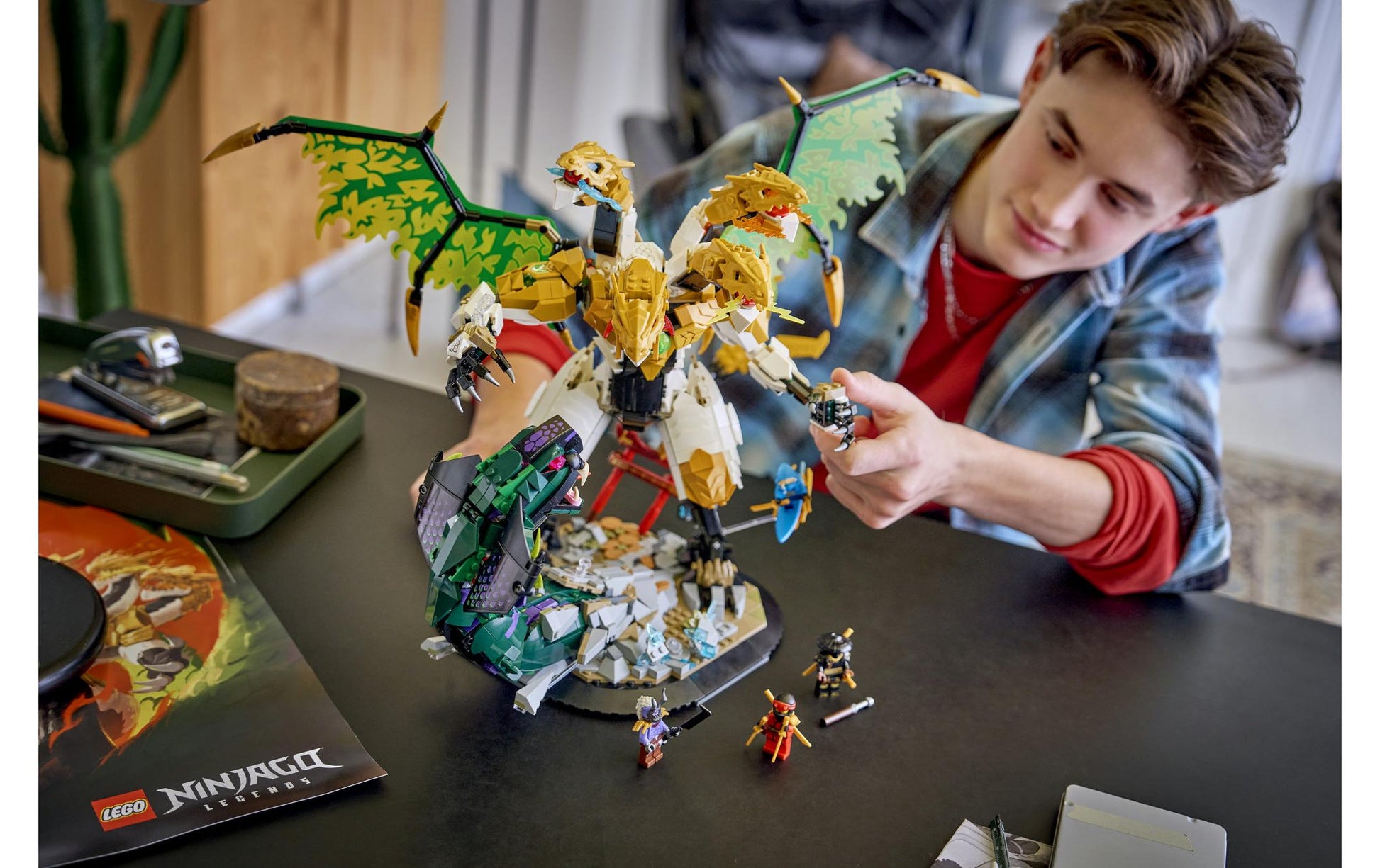 LEGO Ninjago Duell mit dem Ultradrachen Bauset – 2'178-teilig – 48 × 9,1 × 52,3 cm – ab 12 J.