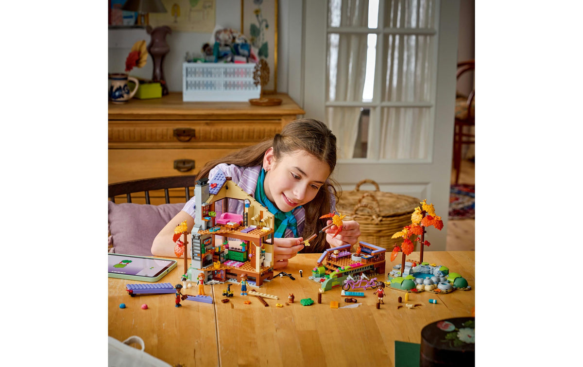 LEGO Friends Gemütliche Hütte im Herbstwald Bauset – 1229-teilig – 37,8 × 7,05 × 48 cm – ab 9 J.