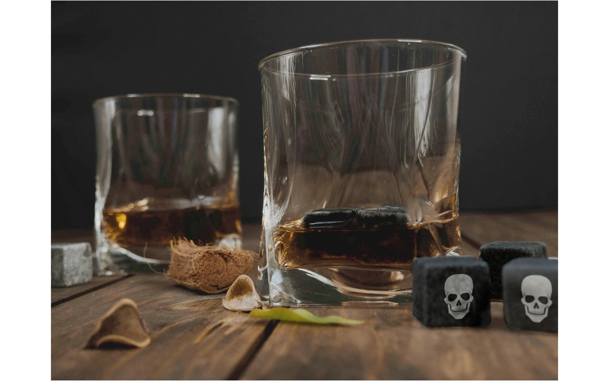 Vin Bouquet Whiskysteine Totenkopf – 10,5 × 3 × 15,5 cm, Stein, Schwarz/Weiss, 9 Stk., sortierte Formen