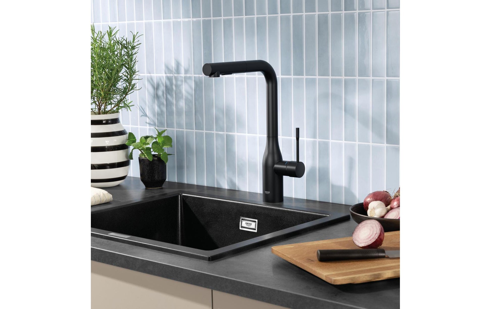 Grohe Essence Küchenarmatur – Einhebelmischer, Schwarz, Metall, Ausziehbar, 2 Strahlarten, Einlochmontage