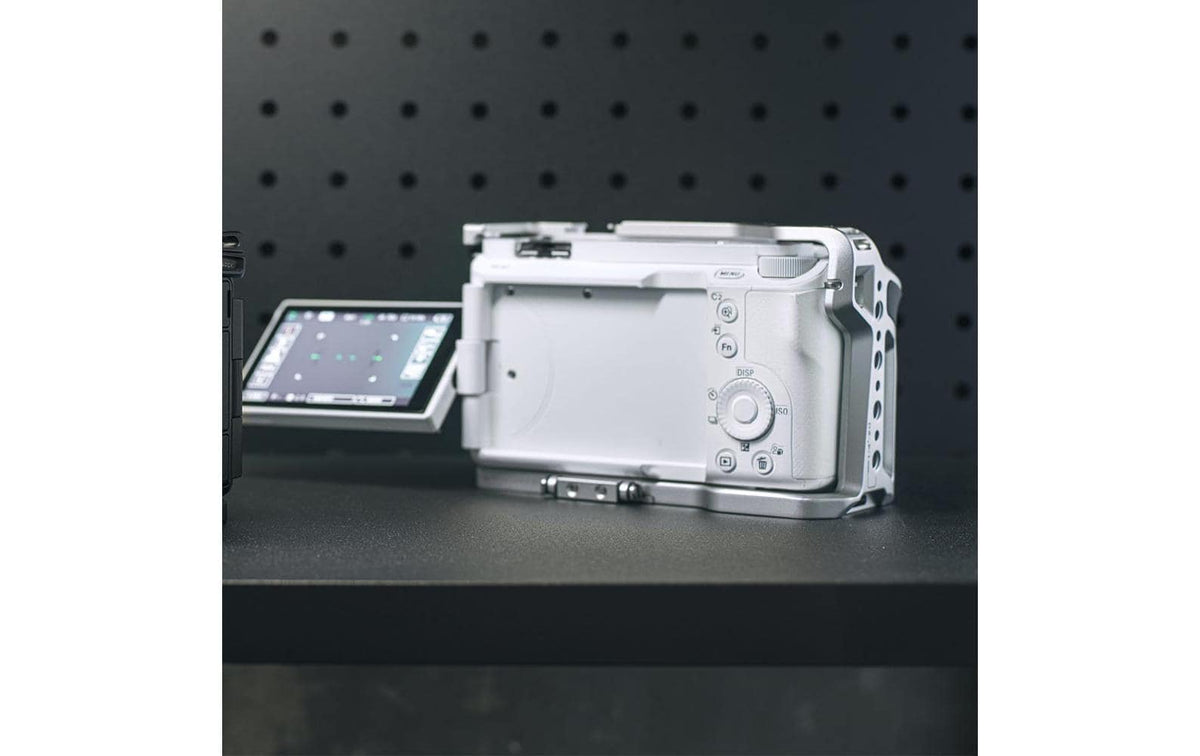 Tilta Half-Case – 104 × 148 mm, 454 g – für Sony ZV-E1 – Silber