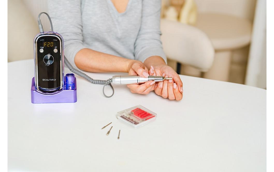 Beautifly Nagelpflege-Set – Akku 2600 mAh, Li-Ion, 45'000 U/min – mit Pedicure-Aufsätzen – Schwarz, Violett