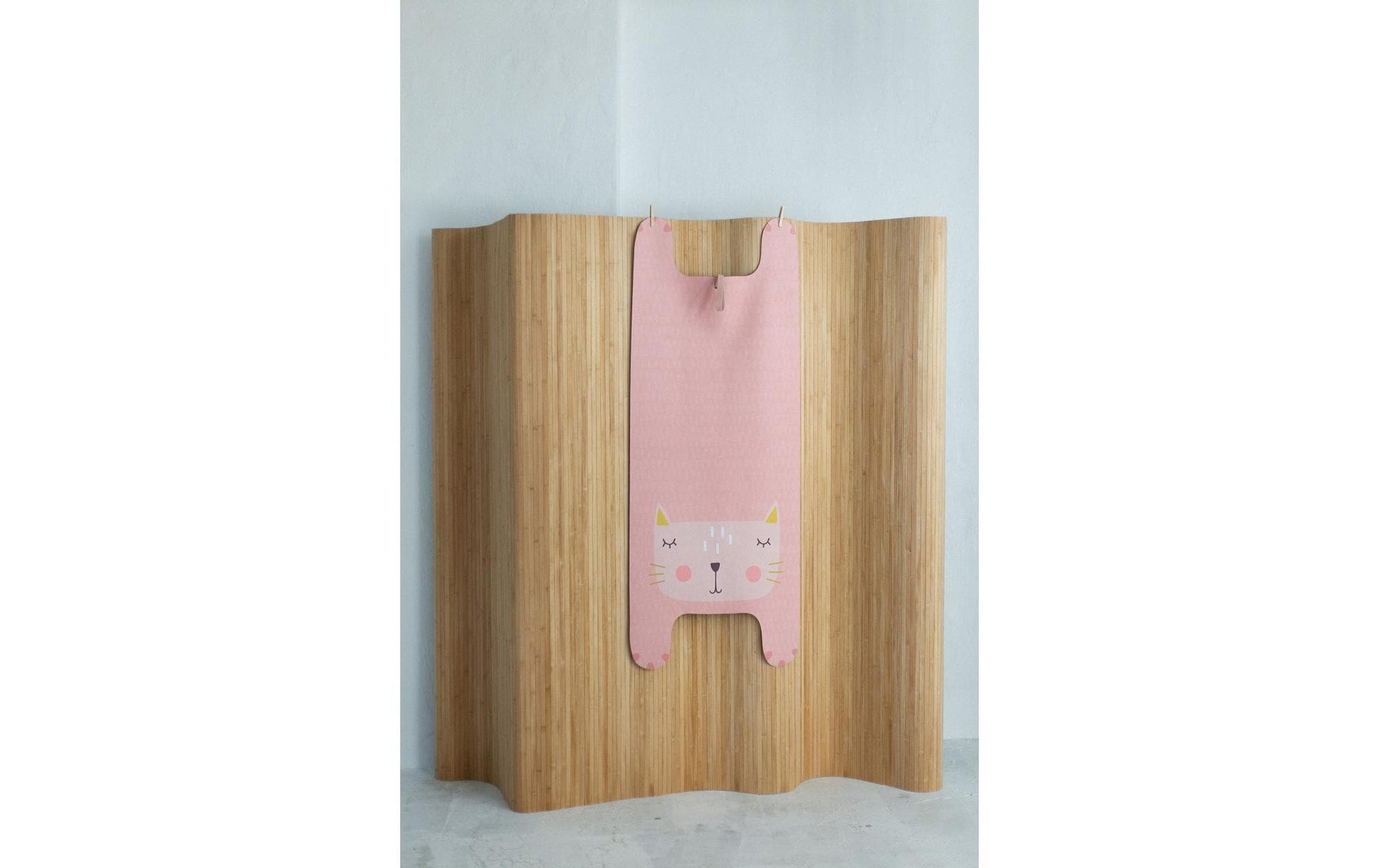 Yogitier Kinderyogamatte Kimi die Katze – 60 × 155 cm, Pink, Mikrofaser/Naturkautschuk, Dicke 0,2 cm