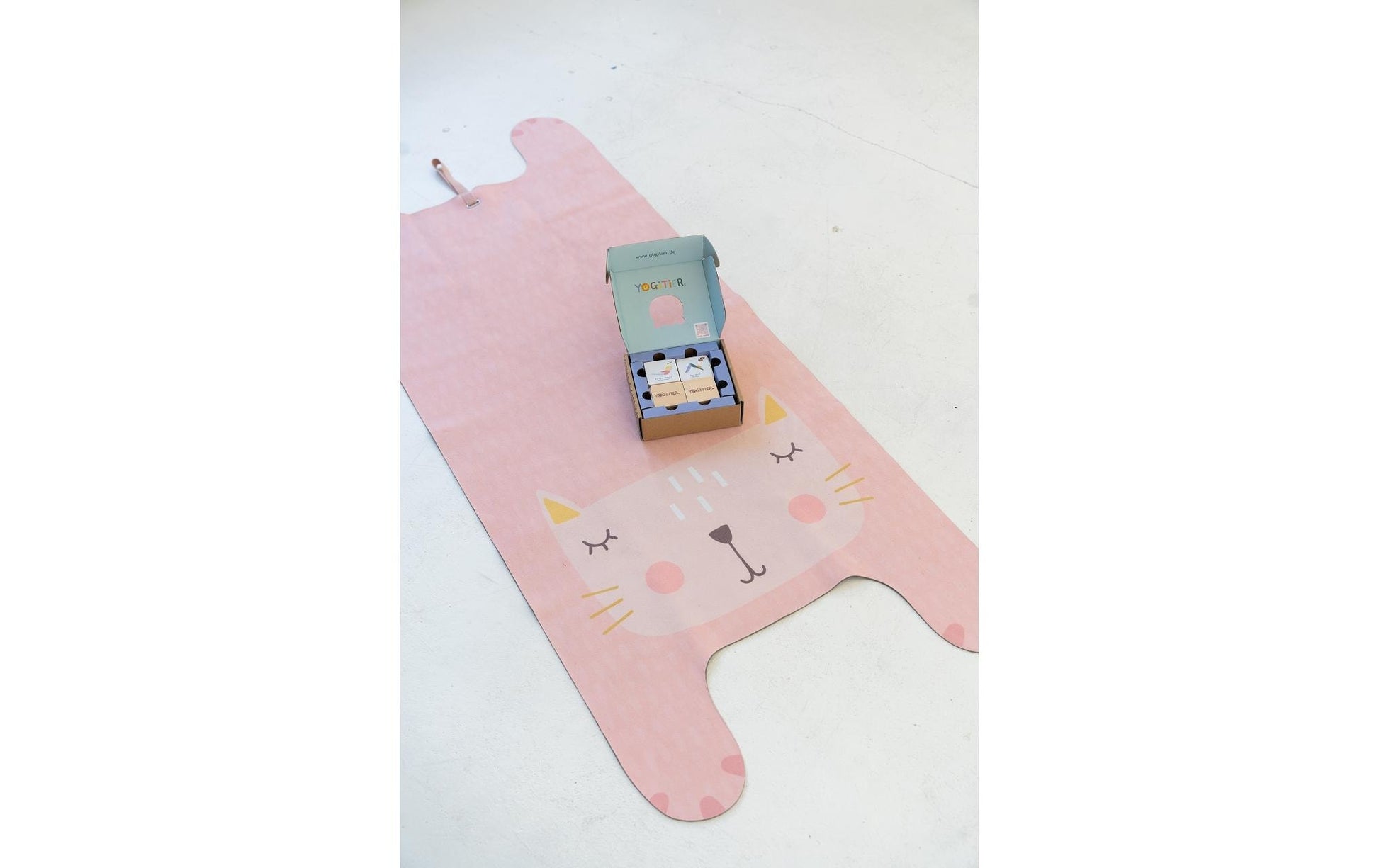 Yogitier Kinderyogamatte Kimi die Katze – 60 × 155 cm, Pink, Mikrofaser/Naturkautschuk, Dicke 0,2 cm