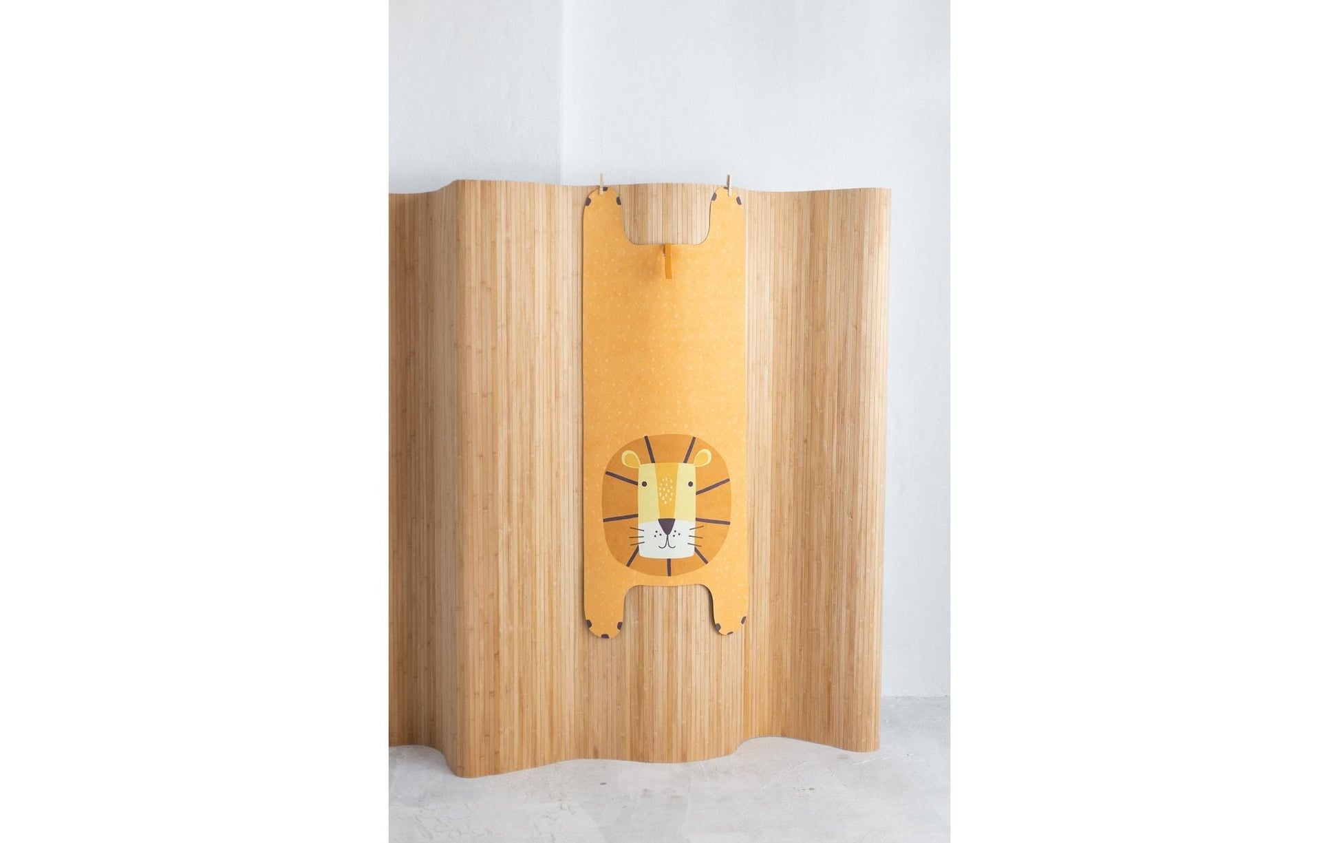 Yogitier Kinder-Yogamatte – 600 × 1550 mm, 1'000 g, Naturkautschuk – Leo der Löwe – Gelb