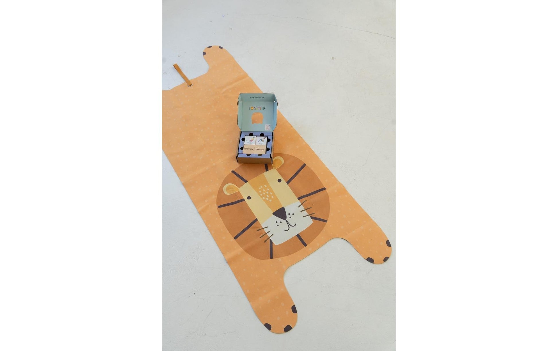 Yogitier Kinder-Yogamatte – 600 × 1550 mm, 1'000 g, Naturkautschuk – Leo der Löwe – Gelb