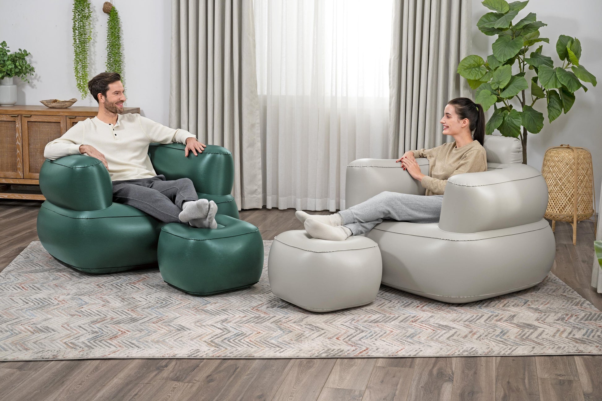 Bestway Kinderstuhl 75137 – 99 × 107 × 80 cm – PVC – mehrfarbig – mit Flickzeug, Ottoman
