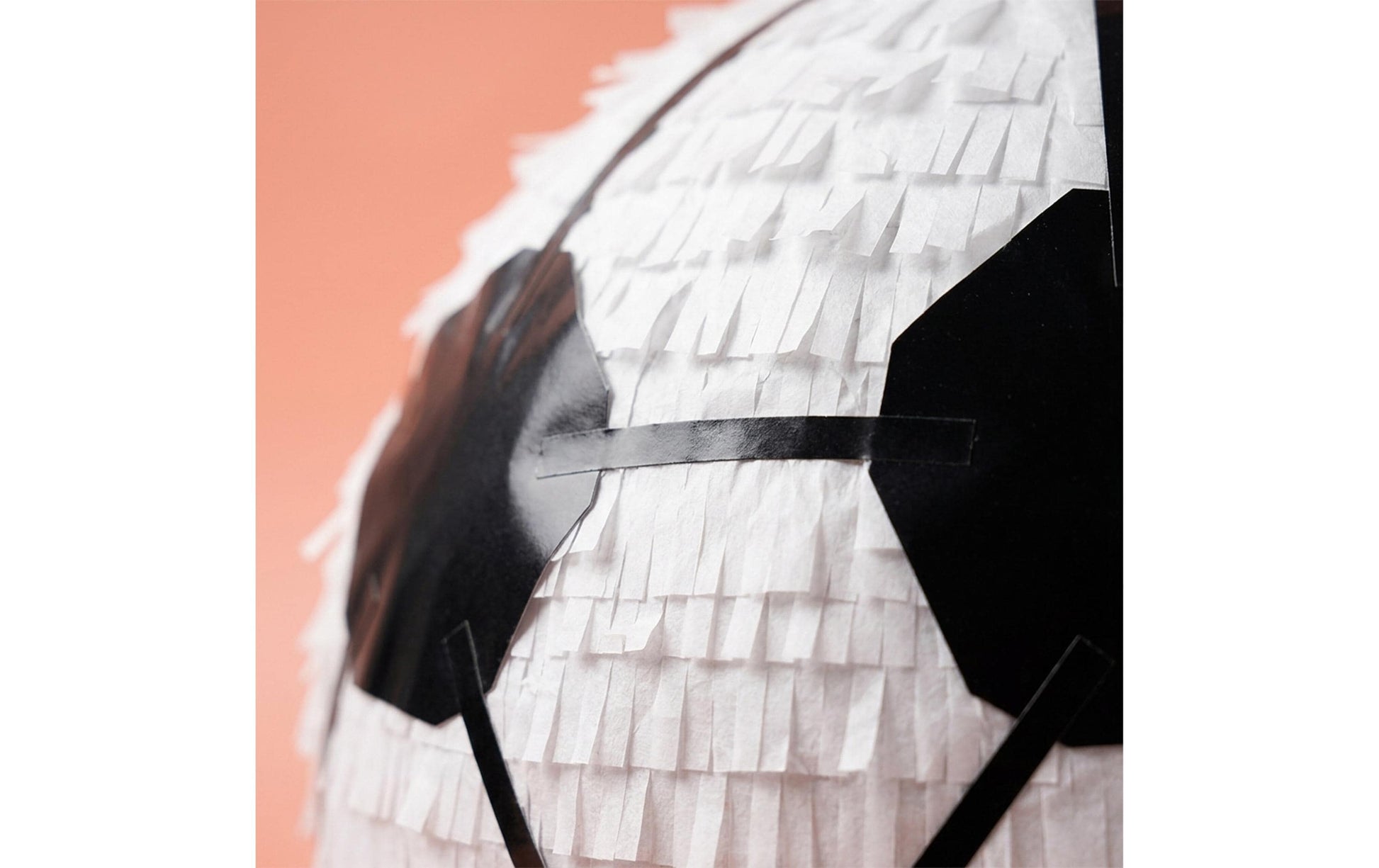 Relaxdays Pinata Fussball – Schwarz/Weiss – Ø 25 cm – Papier/Pappe/Kunststoff