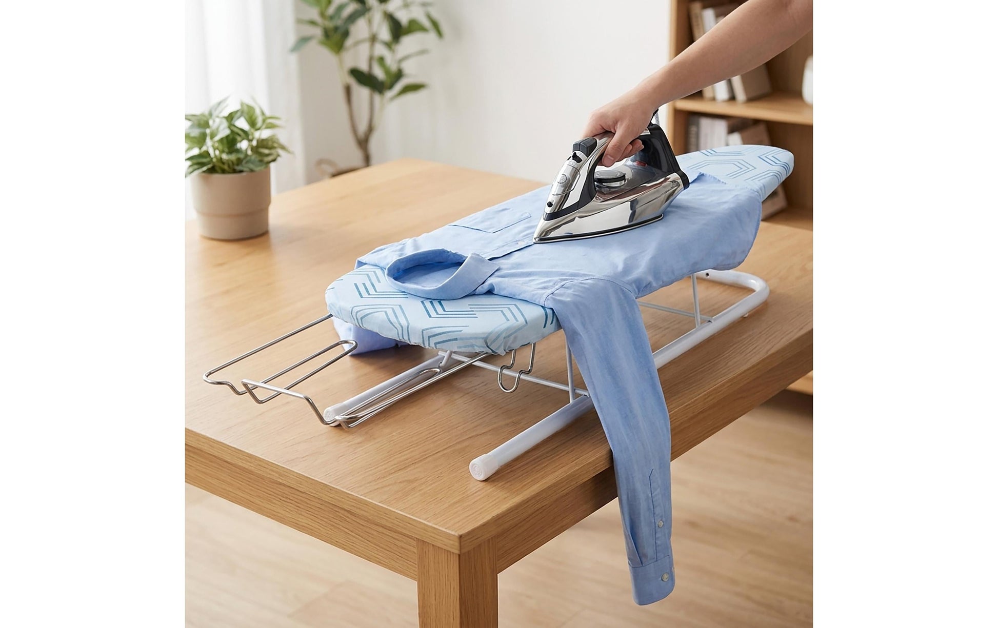 Relaxdays Tischbügelbrett – mit Dampfbügeleisenablage – Baumwolle/Stahl – Blau/Weiss – 930 × 165 × 305 mm