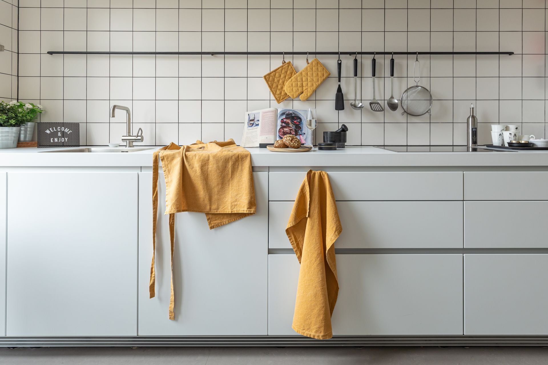Tiseco Kochschürze Myrna – mit 1 Tasche, maschinenwaschbar – 100% Bio-Baumwolle, Camel – 74 × 85 cm