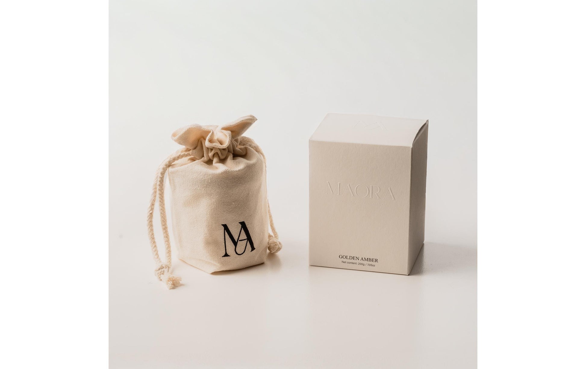 Maora Duftkerze – Amber, Sandelholz & Vanille – Ø 8 × 9 cm