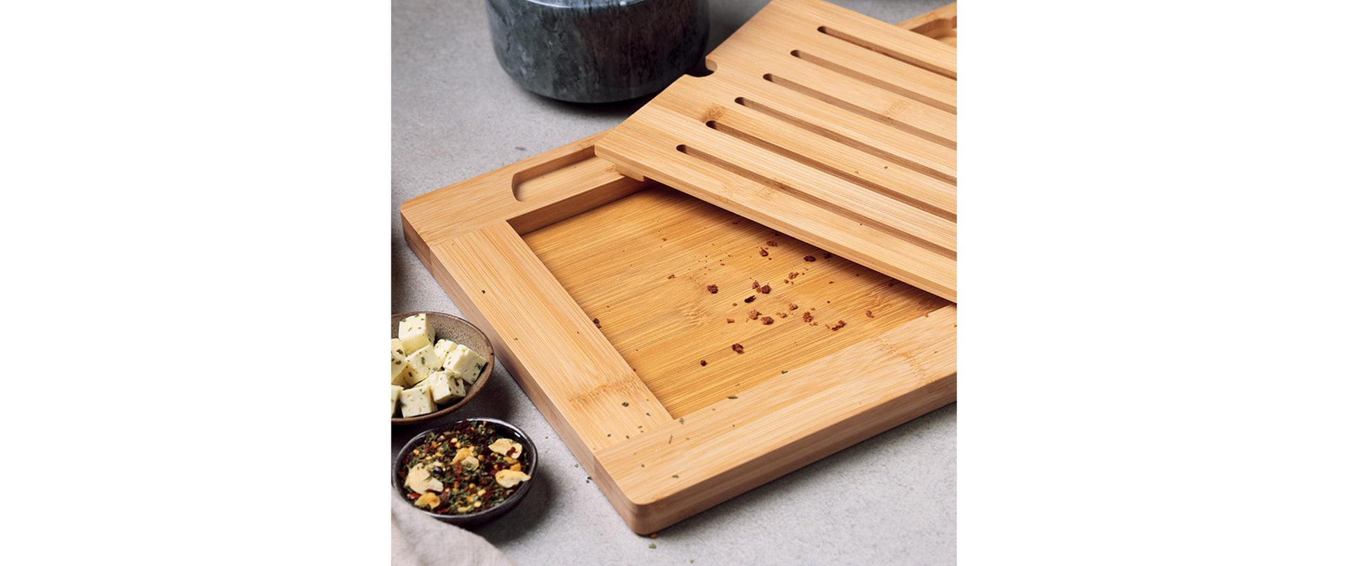 Kesper Schneidebrett 42 × 28 × 2 cm, Bambus/Edelstahl, 2-teilig, Braun